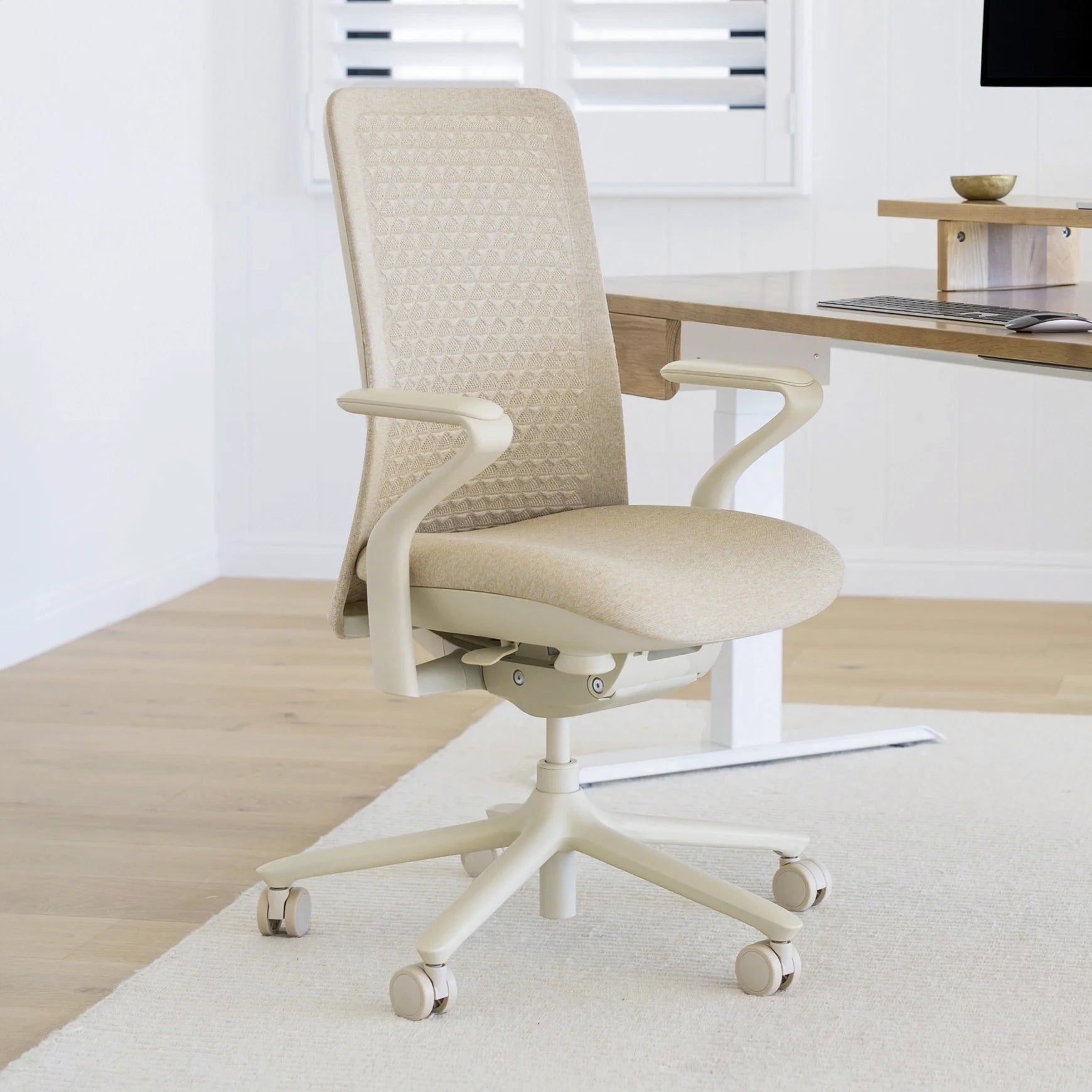Model 92 Ergonomic Office Chair | Sand (Monocromatic)