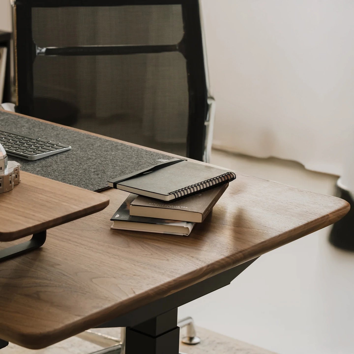 Pelicanwork Standing Desk Pro in natural wood, ergonomic office chair in modern workspace