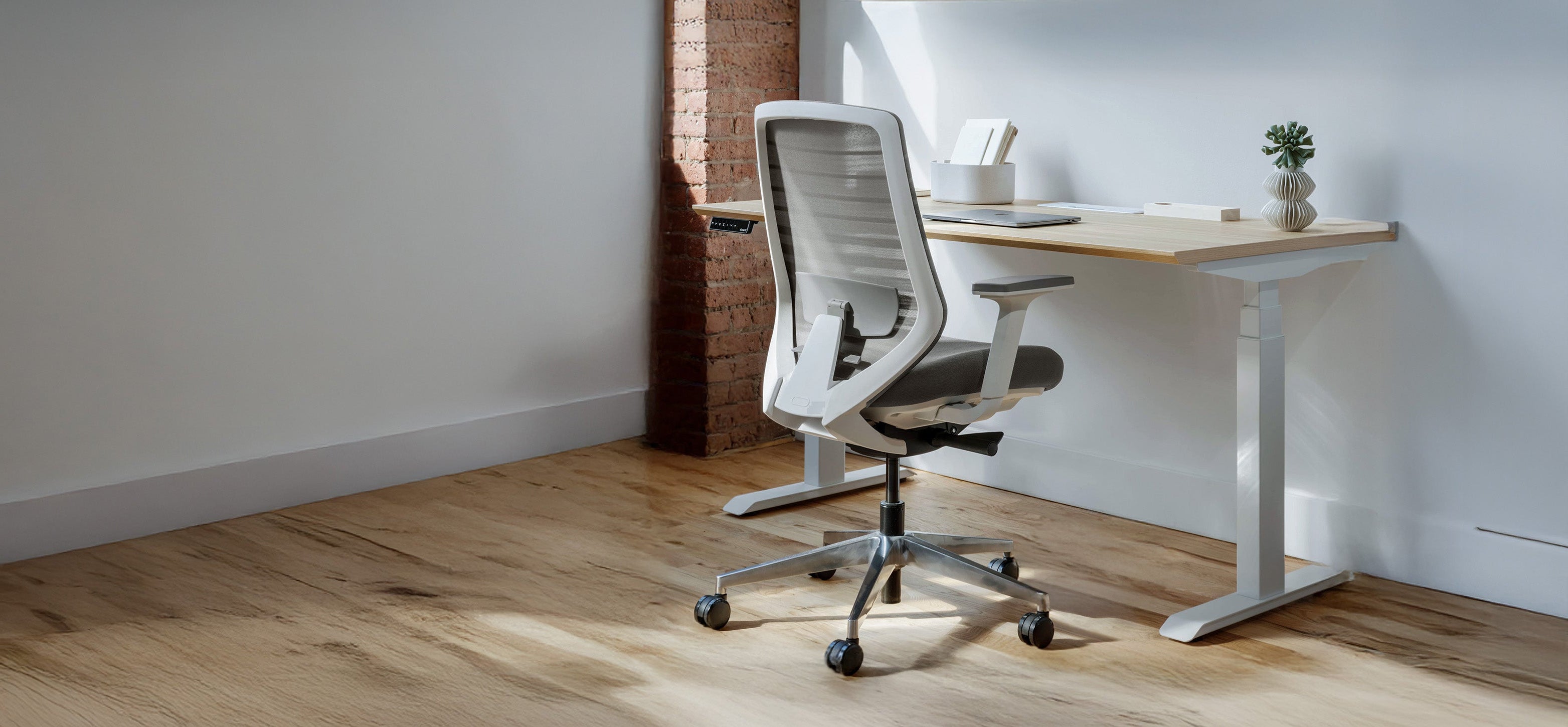 Modern office chair in front of a desk with a minimalistic design. Office & Gaming Chairs Pelicanwork