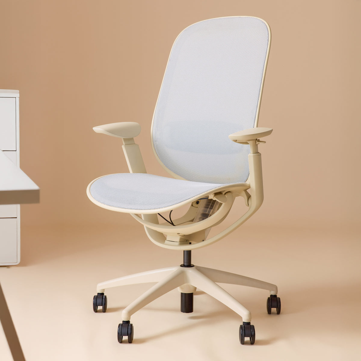 Pelicanwork ergonomic office chair in white mesh with adjustable armrests and wheels